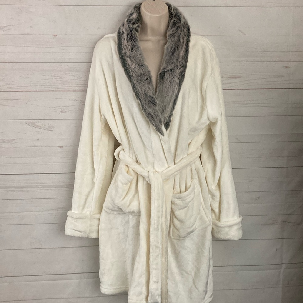 Cervantes Robe One Size Fits Most Ivory w/ Gray collar w/Pink Hue Super Soft